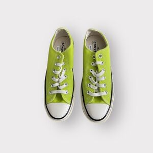 NEW - Converse low top size W6.5